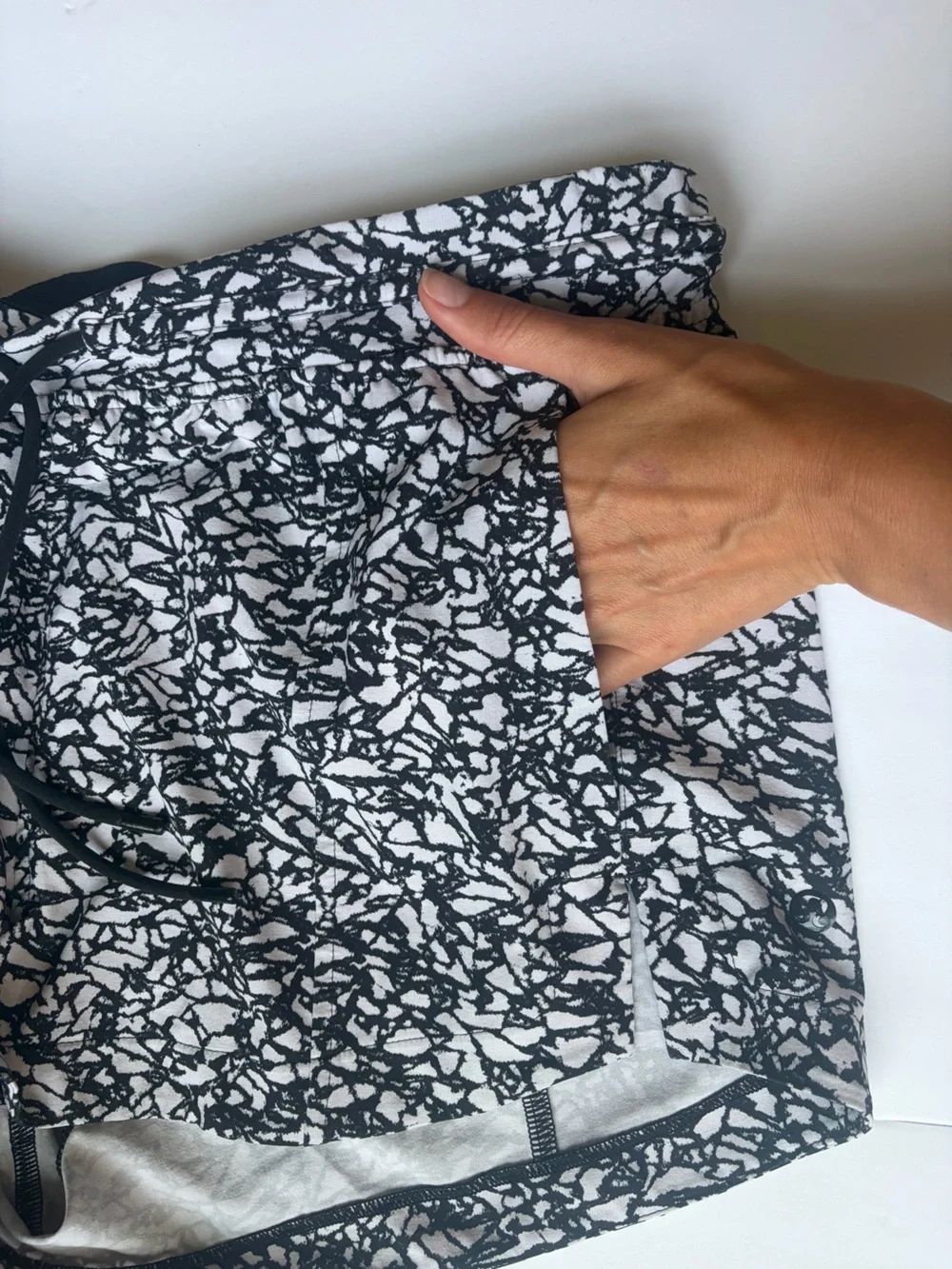 Lululemon Black White Abstract Print Performance Shorts Women's Size 6